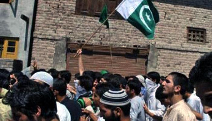 श्रीनगरमध्ये पाकड्यांचे झेंडे घेत मसरत आलमची भारताविरोधात घोषणा