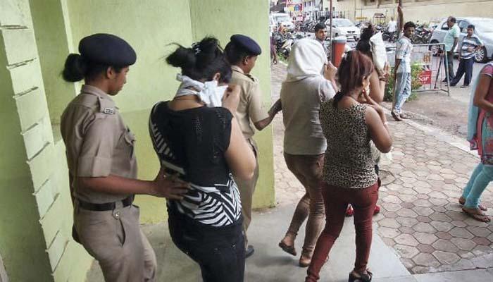 बारवर पोलिसांचा छापा, 26 मुली, 14 ग्राहक ताब्यात