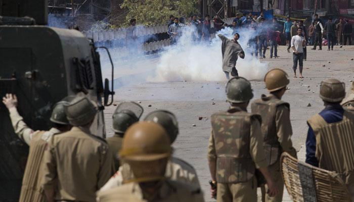 मसरत आलम अटकेविरुद्ध काश्मीर बंद, गोळीबारात एकाचा मृत्यू 