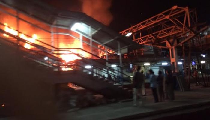 वांद्रेत रेल्वे स्टेशनजवळील झोपडपट्टीला  भीषण आग