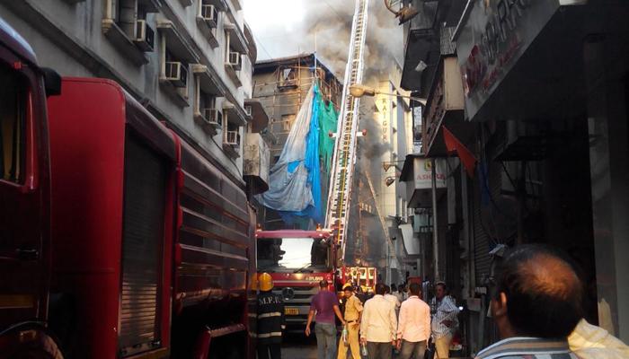 काळबादेवीत इमारतीला आग, पेटलेल्या इमारतीचा भाग कोसळला