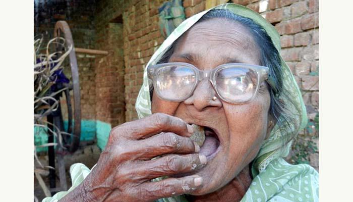 80 वर्षांपासून दररोज खातात 1 किलो माती, आजीबाई फिट!