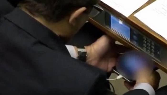 ब्राझील :  संसदेत मोबाईलवर पॉर्न पाहताना खासदार सापडला