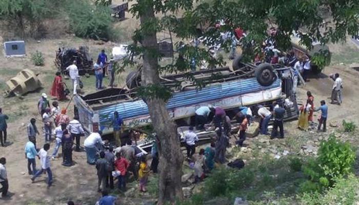 गोदावरी नदीच्या पात्रात बस कोसळून २२ ठार 