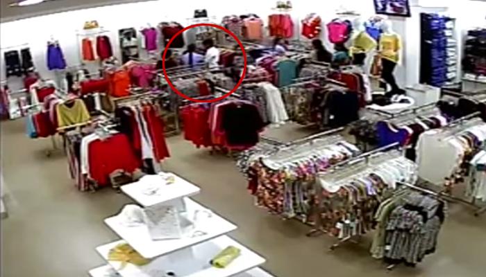 CCTV फूटेज : मॉलमध्ये घुसून प्रेयसीवर चाकू हल्ला; व्हिडिओ वायरल