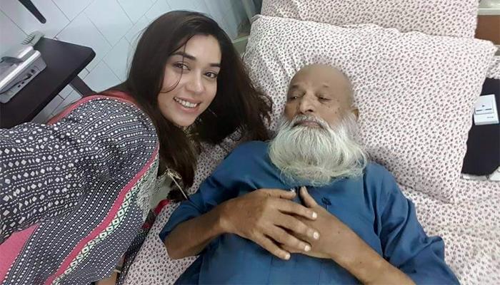 पाकिस्तानी गायिकेचा &#039;सेल्फी&#039; वायरल आणि शिव्यांची लाखोली