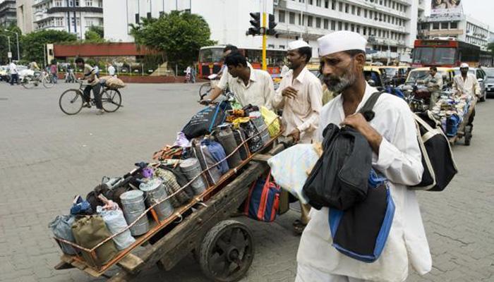 मुंबईच्या डबेवाल्यांचे डबे झाले १०० रुपयांनी महाग