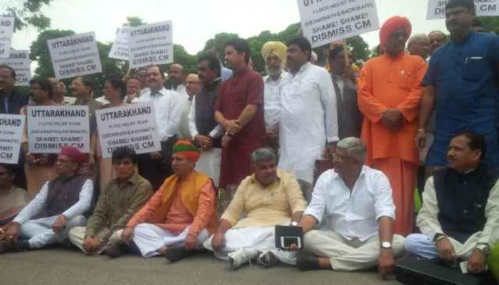 दिल्लीत भाजप खासदारांचे विरोधकांविरुद्ध निदर्शनं