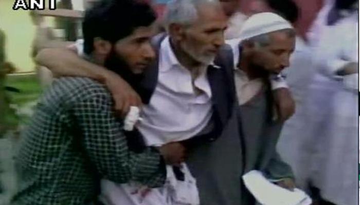 जम्मू-काश्मीरमध्ये मशीदबाहेर स्फोट, १०जण जखमी  