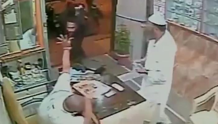 व्हिडिओ: मुंबईत दुकानदारावर तलवारीनं हल्ला, सीसीटीव्हीत कैद