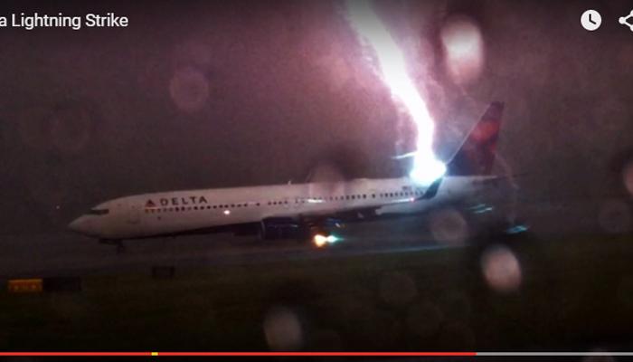 पाहा व्हिडिओ : प्रवासी विमानावर वीज पडली आणि... 