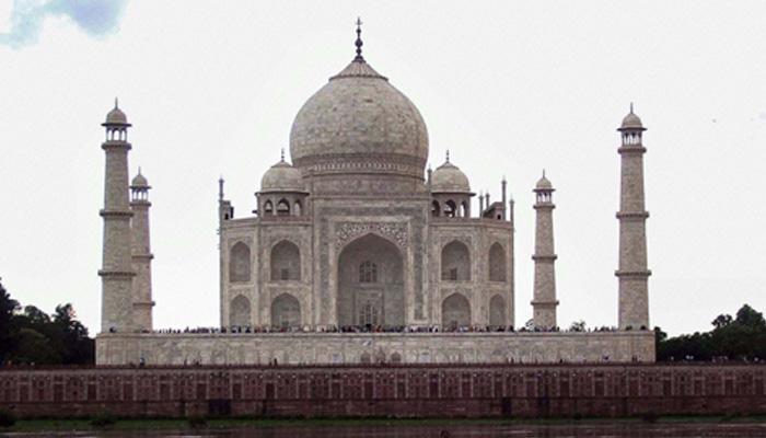 ताजमहलमध्ये घडली अप्रिय घटना, पर्यटक थोडक्यात बचावले