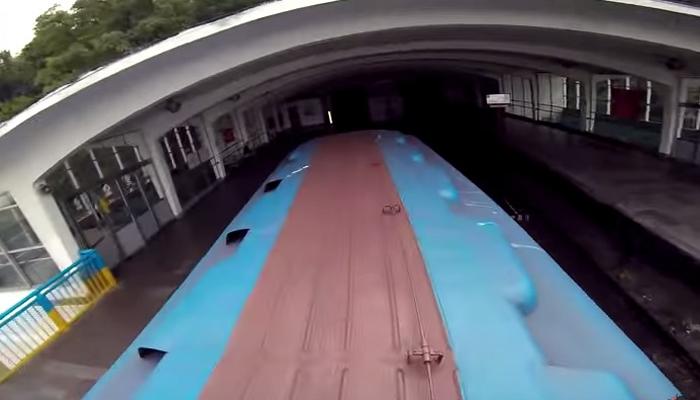 VIDEO | युवकाने केली मेट्रोच्या छतावरून सैर