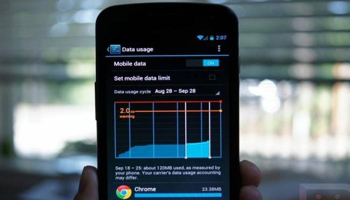 स्मार्टफोनमधील वाढलेला डेटा चार्ज कमी करण्यासाठी खास ट्रिक्स