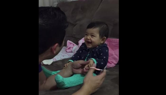 Viral video : ही चिमुकली नख कापणाऱ्या वडिलांना कशी खोटंखोटं घाबरवते