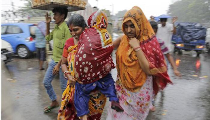 मुंबईसह राज्यात काही ठिकाणी पाऊस, वीज कोसळून ५ ठार