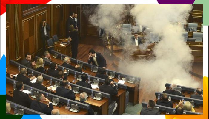 कोसोव्होच्या संसदेत खासदाराने फेकले अश्रू धूर बॉम्ब