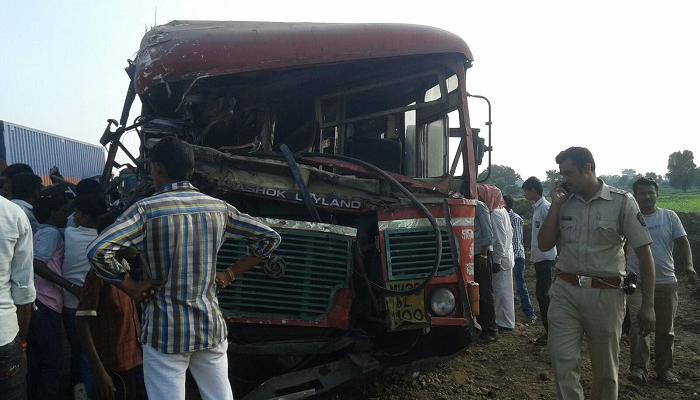 ट्रक-बसची धड़क, 20 जण गंभीर