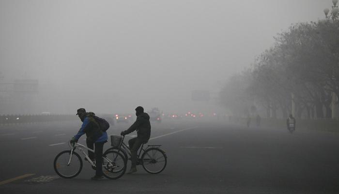 बीजिंग शहर विषारी धुक्याच्या चादरीने झाकोळलं