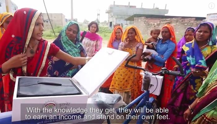गुगलचा उपक्रम | ग्रामीण महिलांना इंटरनेटशी जोडण्याचे प्रयत्न