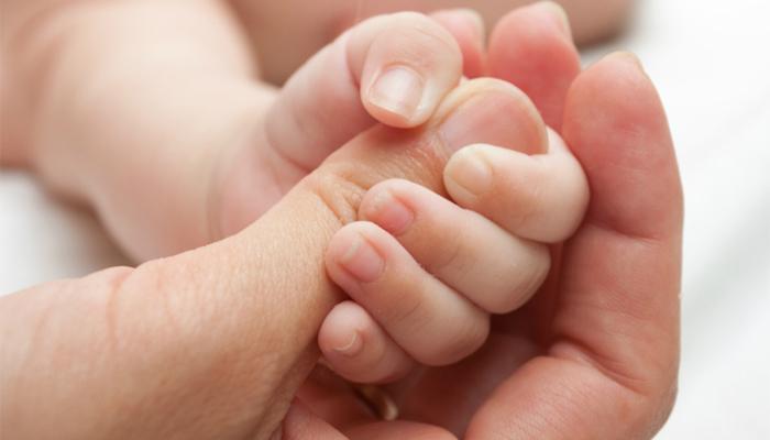 रुग्णालयानं अंत्यविधीसाठी जिवंत अर्भक दिलं हातात