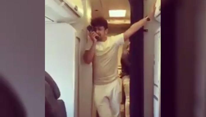 VIDEO :... आणि विमानात अचानक श्रोत्यांच्या कानावर पडले &#039;सोनू&#039;सूर!