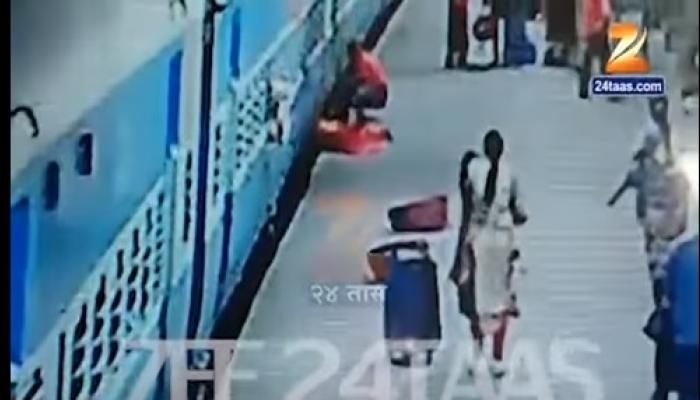रेल्वेखाली आल्याने महिलेचा मृत्यू, व्हिडिओ  CCTV कैद 