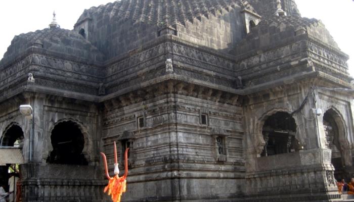 त्र्यंबकेश्वर मंदिरातील प्रवेशासाठी महिला संघटना आक्रमक