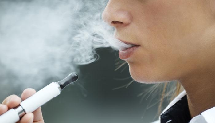 ई-सिगारेट पिताना तोंडात झाला स्फोट