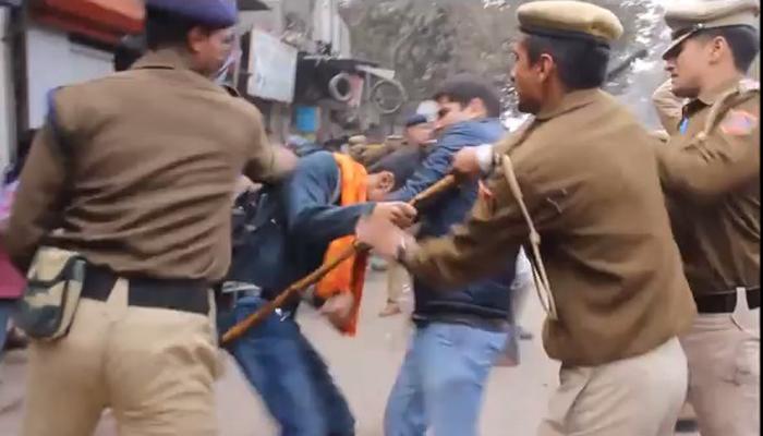 दिल्ली पोलिसांची विद्यार्थ्यांना अमानुष मारहाण