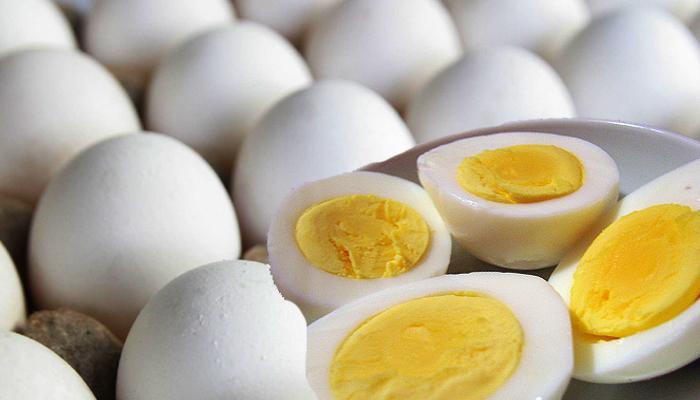 ब्रेकफास्टमध्ये नेहमी खा दोन अंडी