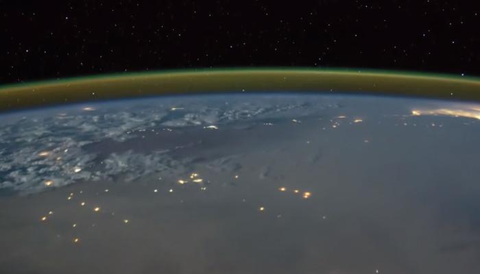अंतराळातून कशी दिसते पृथ्वीवर कडाडणारी वीज, पाहा ३४ सेकंदाचा व्हिडिओ 