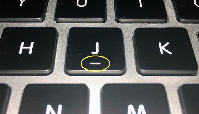 कीबोर्डवरच्या f आणि j बटनाच्या खाली मार्क का असतो