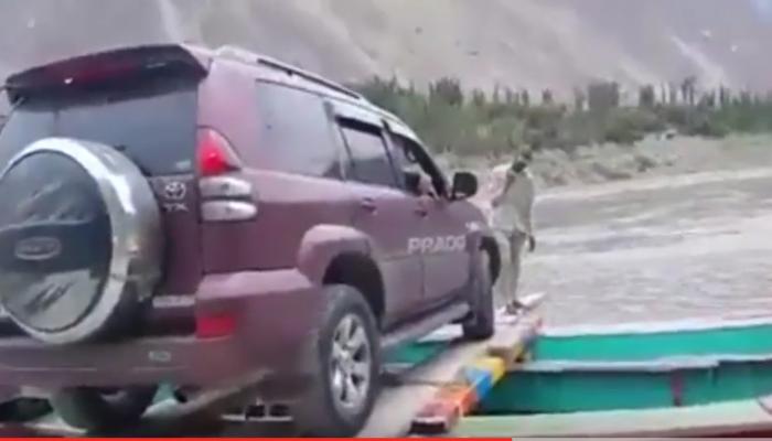 पाकिस्तानात होडीतून करोडो रुपयांच्या लक्झरी कारचा प्रवास, व्हिडिओ व्हायरल 