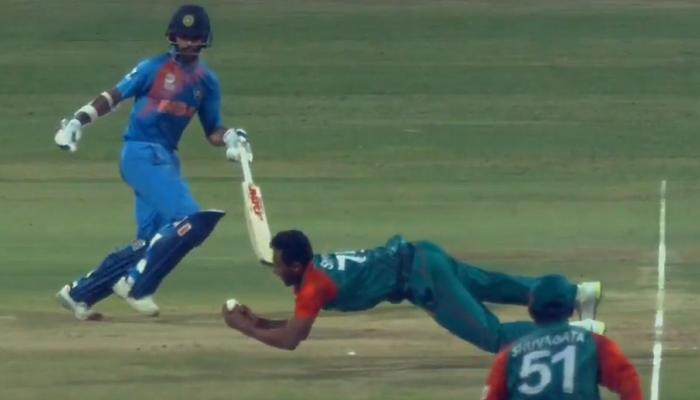 भारत vs बांग्लादेश : सौम्याचा अप्रतिम झेल