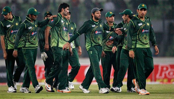 पाकिस्तानच्या टीम विरोधात पाकिस्तानात लागले  &#039;शर्म करो&#039;चे नारे