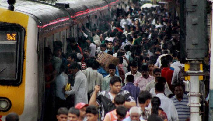 मुंबईकरांच्या जीवावर बेततेय लोकल ट्रेनची गर्दी 