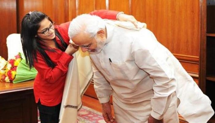 जेव्हा पंतप्रधान मोदी एका मुलीसमोर झुकतात...