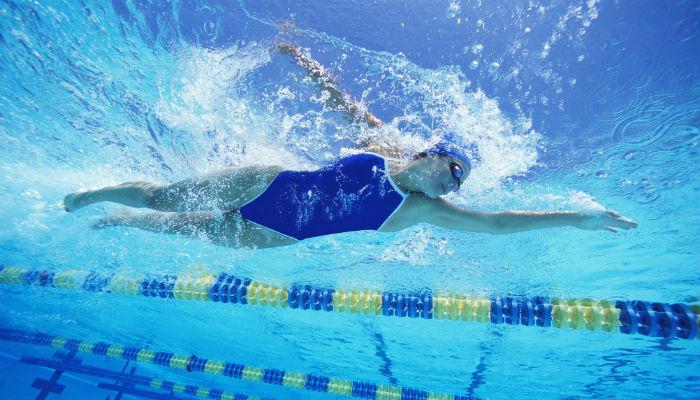 व्हिडिओ : पाहा, पोहणं का आहे सर्वात उत्तम व्यायाम!