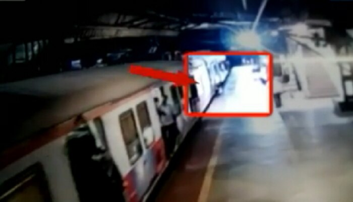 व्हिडिओ : चालत्या ट्रेनमधून तरुणाला ढकलून आरोपी फरार