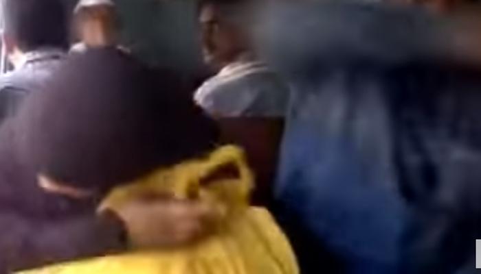VIDEO : रेल्वेत खिडकीची जागा पकडली म्हणून पतीनं महिलेला केली मारहाण 