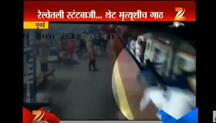 मुंबई लोकलमध्ये खतरनाक स्टंट, पाहा व्हिडिओ 