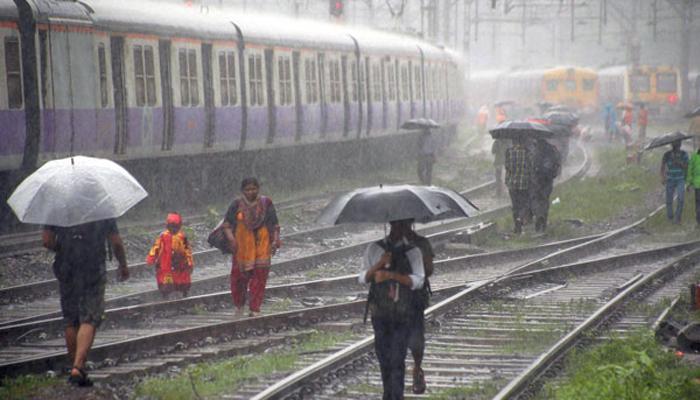 पहिल्याच पावसात उपनगरीय रेल्वे सेवेचा बोजवारा 