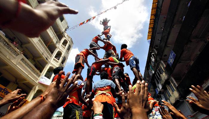 दहीहंडीच्या थरांची मर्यादा वाढवण्याच्या हालचाली सुरु