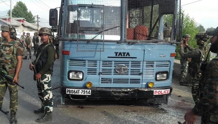 दहशतवाद्यांच्या हल्ल्यात सीआरपीएफचे आठ जवान शहीद, २४ जखमी