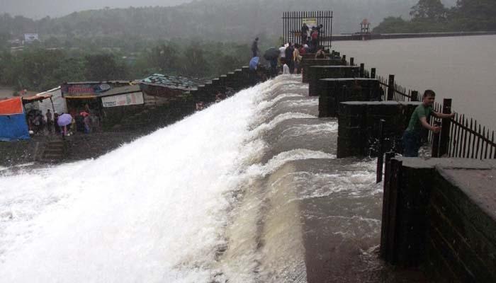 भुशी धरणावर पर्यटक देतायंत मृत्यूला आमंत्रण