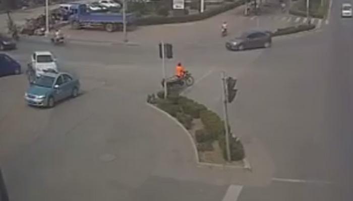 VIDEO : रस्त्यावर बाचाबाची... आणि मग अंगाचा थरकाप उडवणारी घटना!