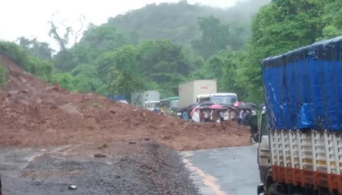 मुंबई-गोवा महामार्गावर पावसामुळे दरड कोसळली, वाहतूक दुसऱ्या मार्गाने वळवली