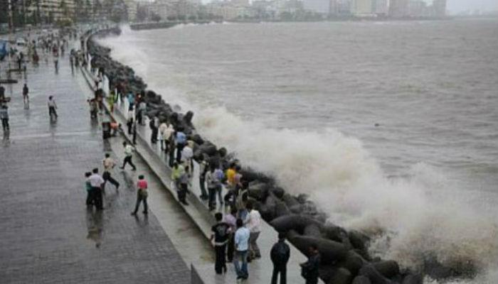 पाऊसामुळे मुंबई कोलमडली, विकेन्डला समुद्र किनाऱ्यावर मात्र गर्दी