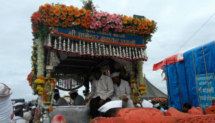 माऊलींसाठी उभं रिंगण, तुकोबांसाठी मेंढ्यांचं रिंगण